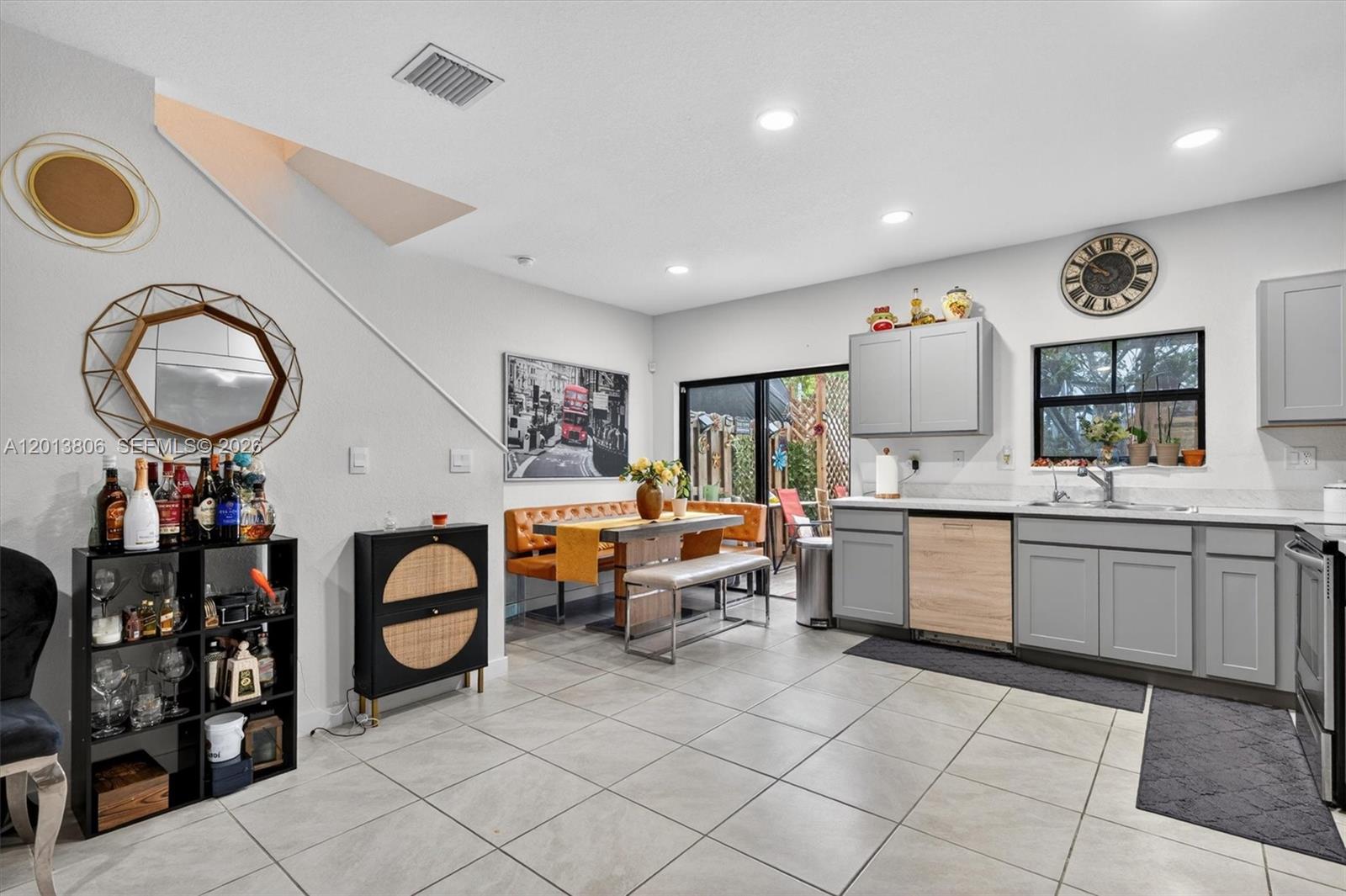 Ver detalles 310 3 / 3 1376 sq. ft. $ 2026-05-05 0 foto