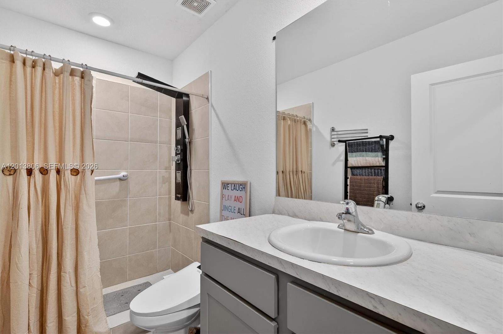 Ver detalles 310 3 / 3 1376 sq. ft. $ 2026-05-05 0 foto