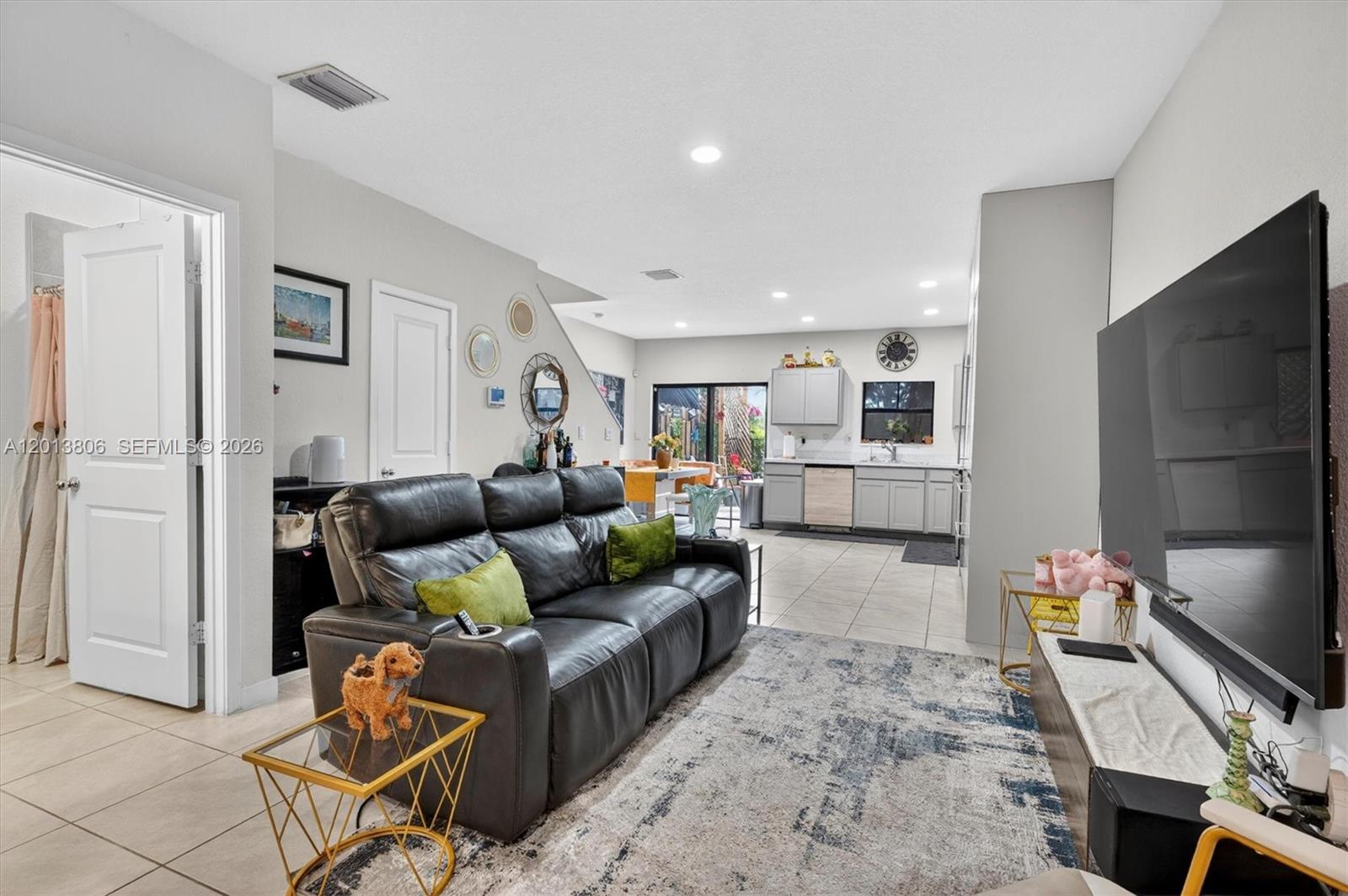 Ver detalles 310 3 / 3 1376 sq. ft. $ 2026-05-05 0 foto