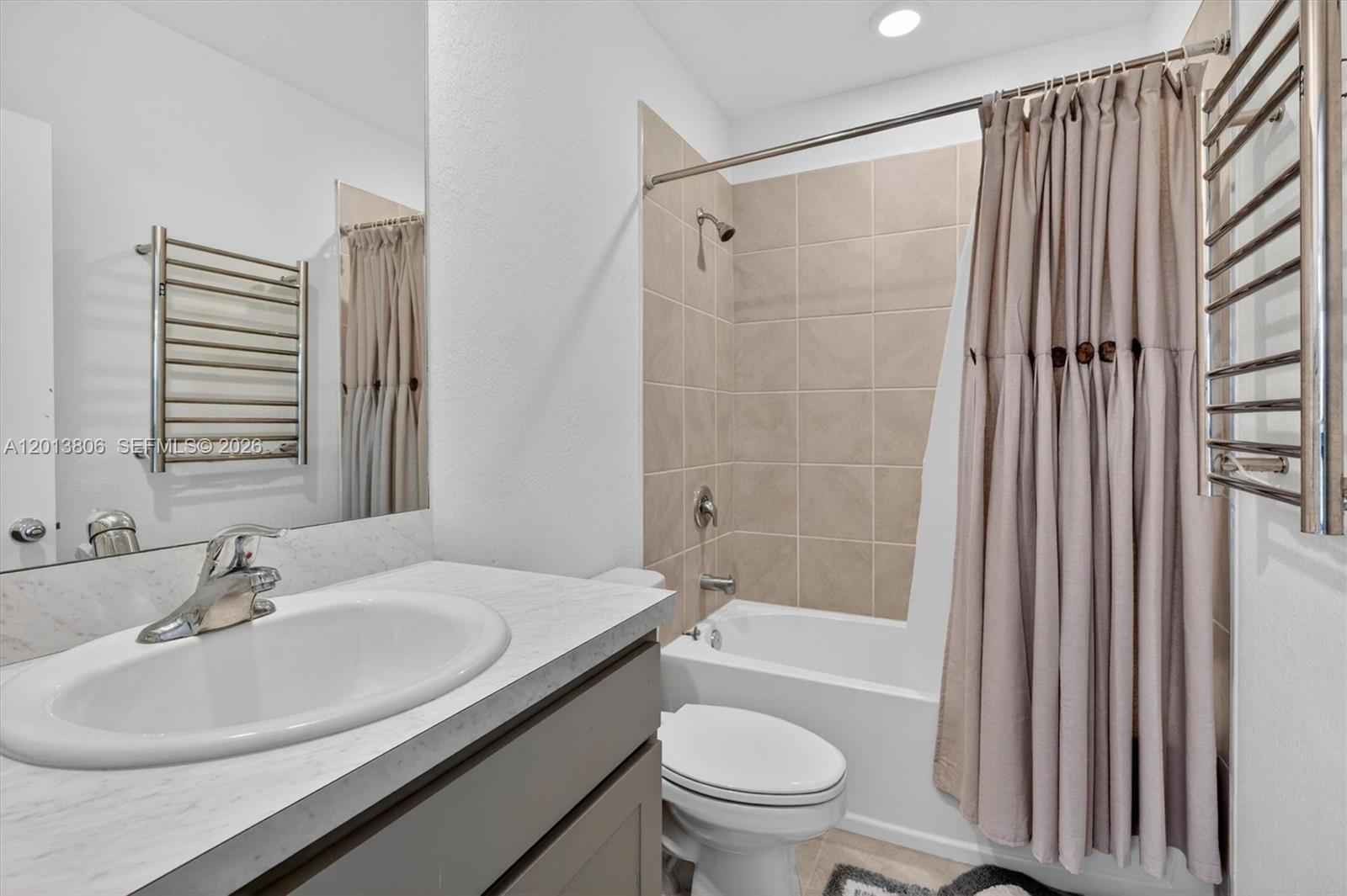 Ver detalles 310 3 / 3 1376 sq. ft. $ 2026-05-05 0 foto