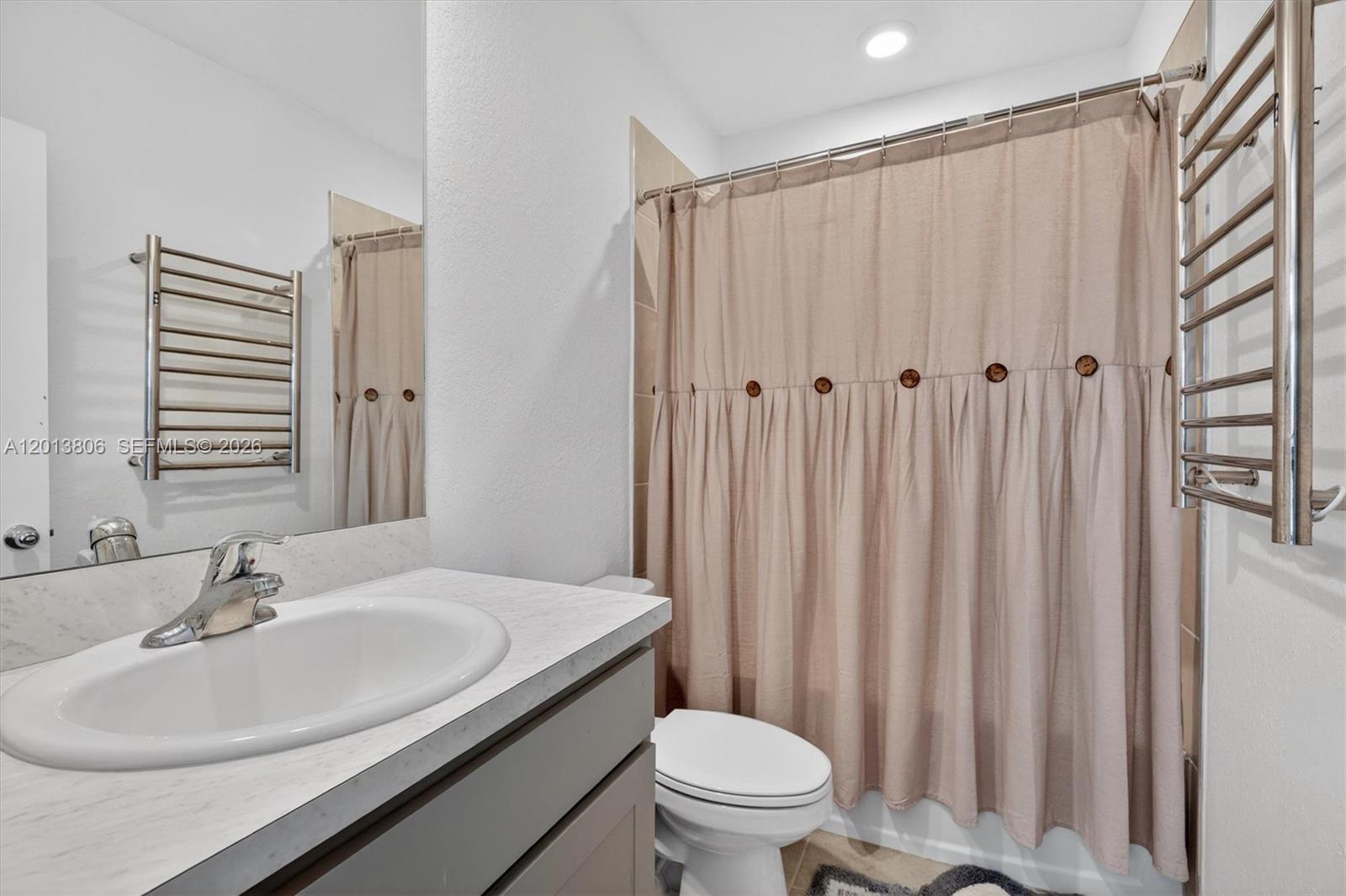 Ver detalles 310 3 / 3 1376 sq. ft. $ 2026-05-05 0 foto