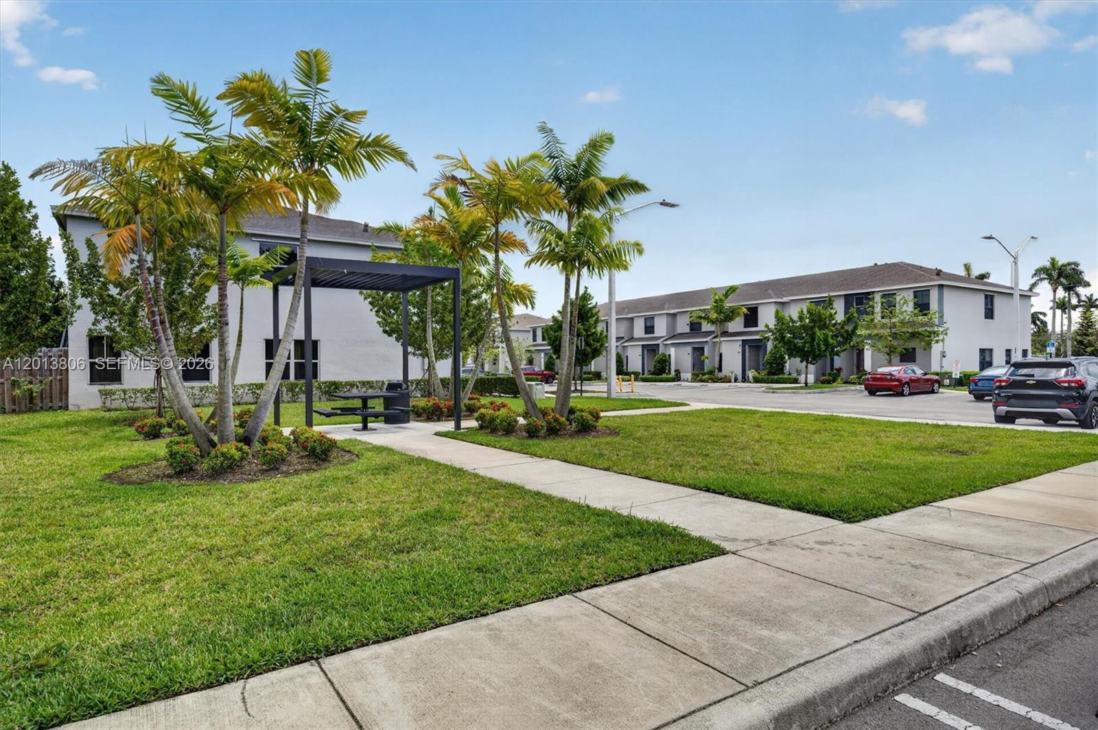 Ver detalles 310 3 / 3 1376 sq. ft. $ 2026-05-05 0 foto