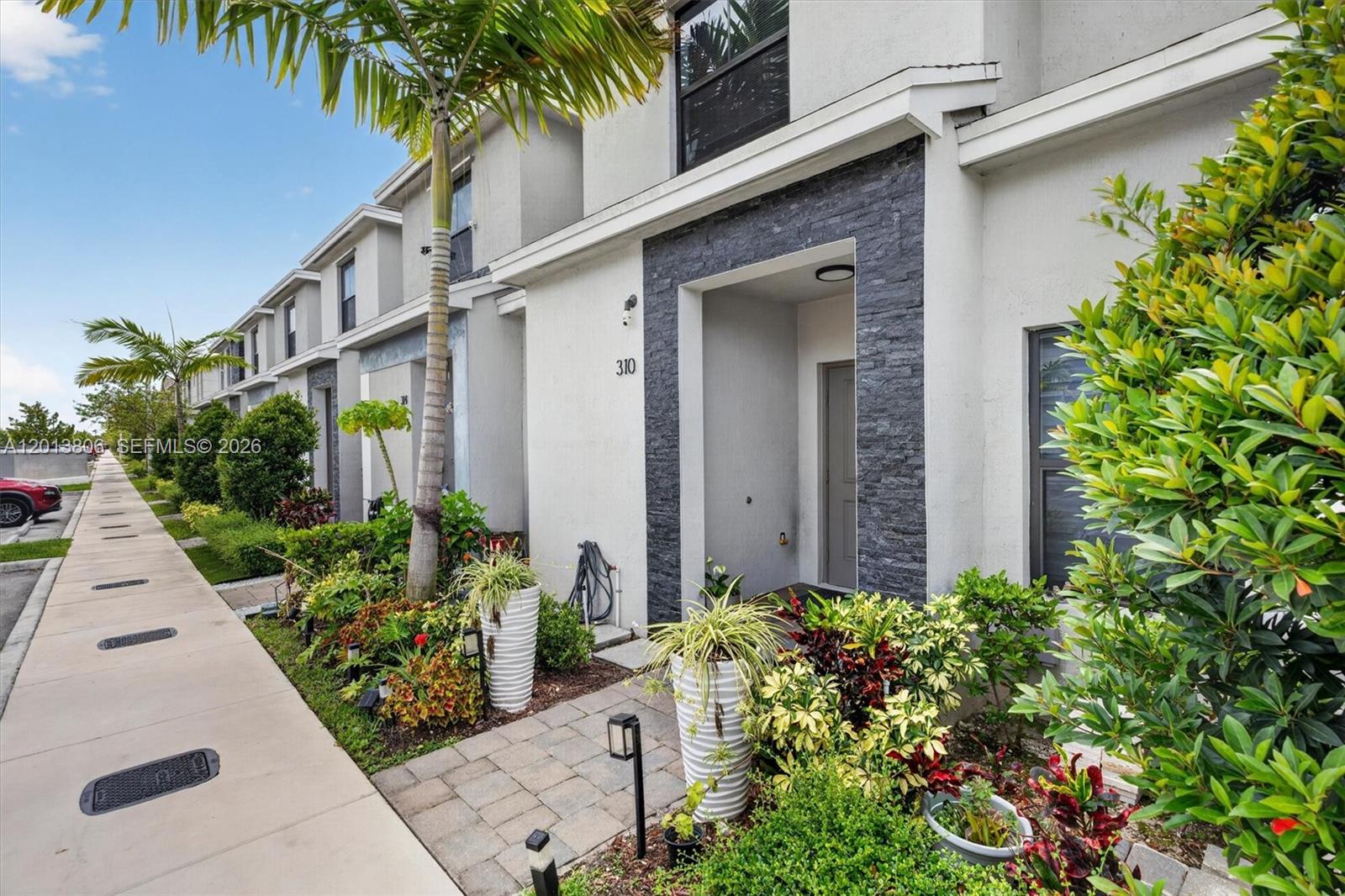 Ver detalles 310 3 / 3 1376 sq. ft. $ 2026-05-05 0 foto