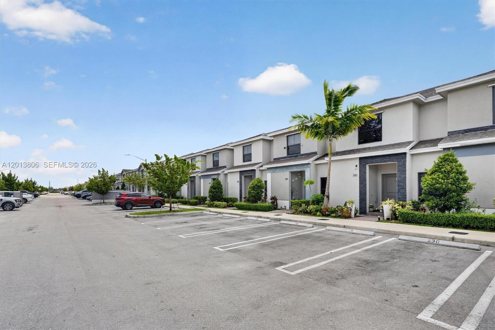 Ver detalles 310 3 / 3 1376 sq. ft. $ 2026-05-05 0 foto