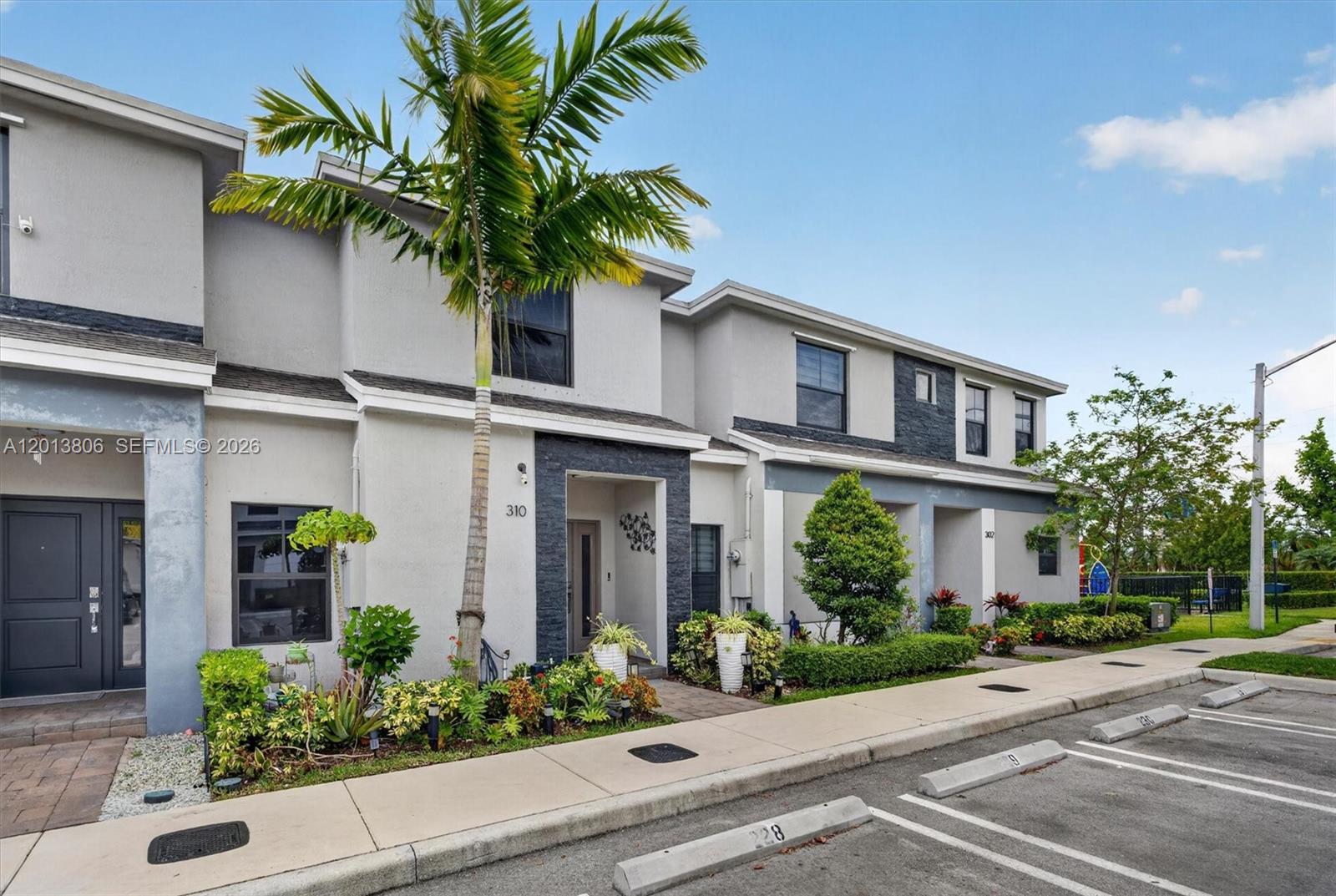 Ver detalles 310 3 / 3 1376 sq. ft. $ 2026-05-05 0 foto