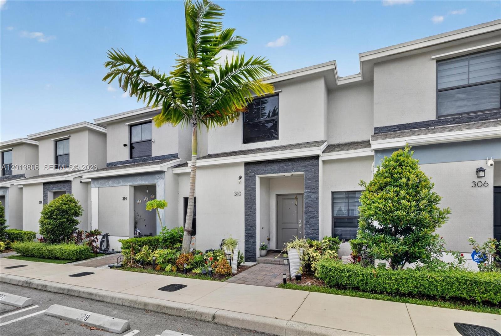 Ver detalles 310 3 / 3 1376 sq. ft. $ 2026-05-05 0 foto