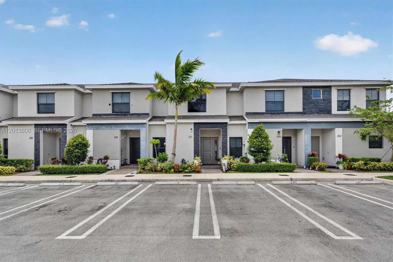 Ver detalles 310 3 / 3 1376 sq. ft. $ 2026-05-05 0 foto