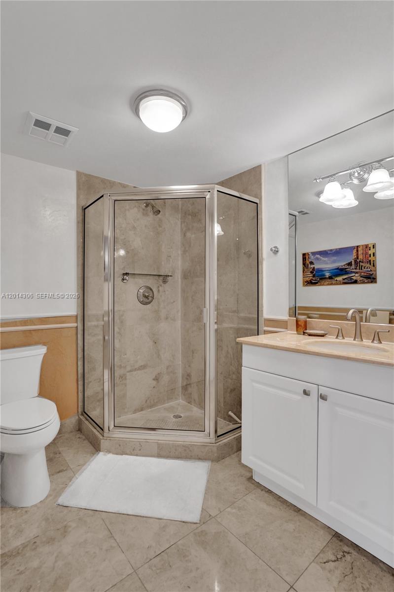 Photo of 20201 Country Club Dr  #1408, Aventura, Florida, 33180 - Second bathroom.
