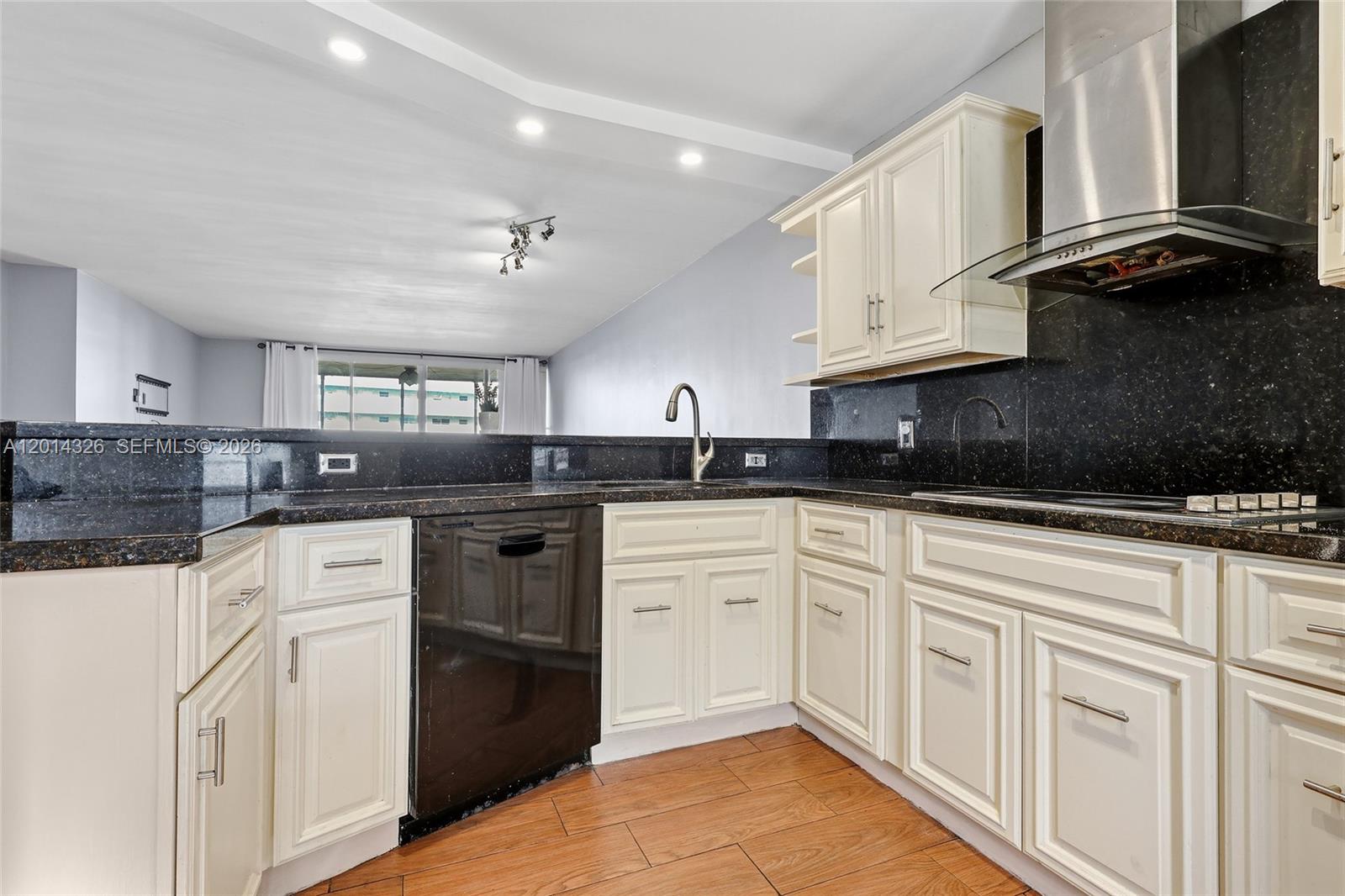 See details 411-1 2 / 2 1315 sq. ft. $ 2026-05-06 0 Photo