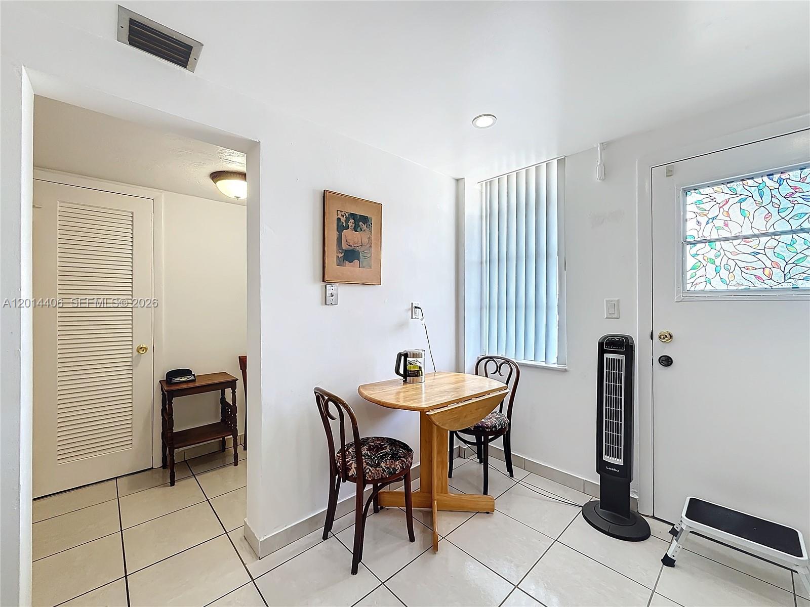 Ver detalles 286 1 / 2 921 sq. ft. $ 2026-05-06 0 foto