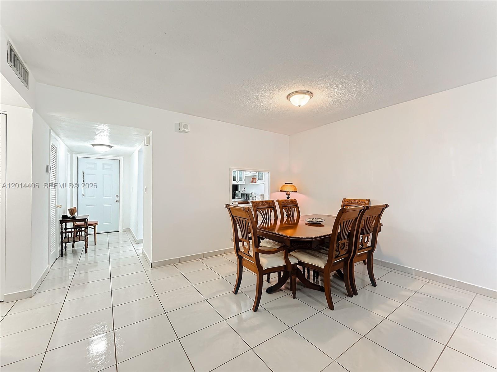 Ver detalles 286 1 / 2 921 sq. ft. $ 2026-05-06 0 foto