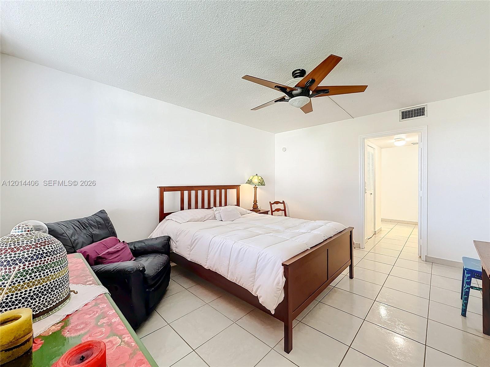 Ver detalles 286 1 / 2 921 sq. ft. $ 2026-05-06 0 foto