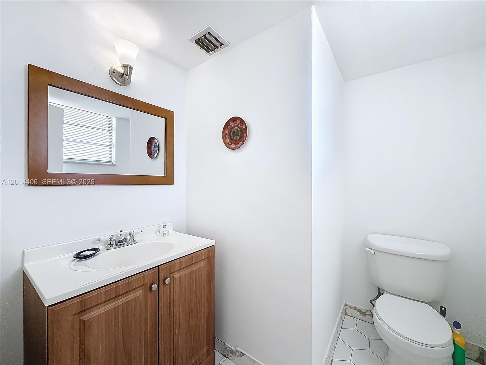 Ver detalles 286 1 / 2 921 sq. ft. $ 2026-05-06 0 foto