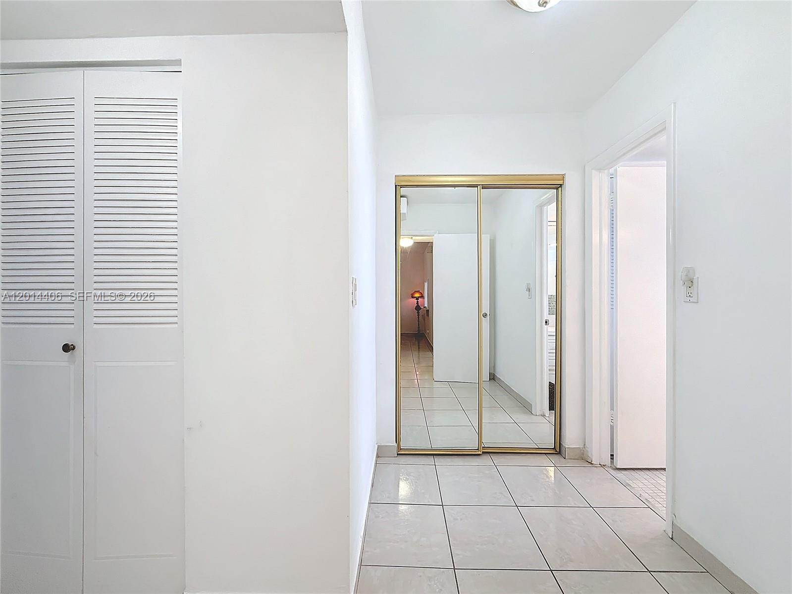 Ver detalles 286 1 / 2 921 sq. ft. $ 2026-05-06 0 foto