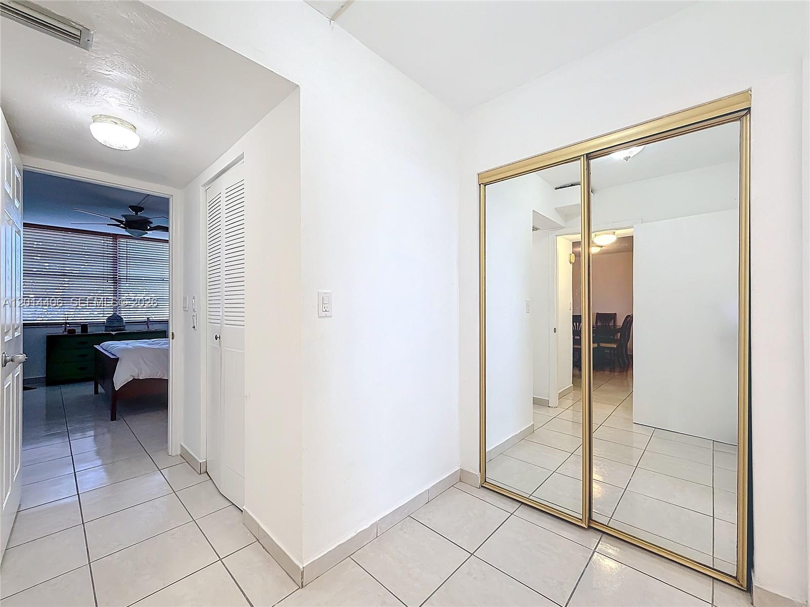 Ver detalles 286 1 / 2 921 sq. ft. $ 2026-05-06 0 foto