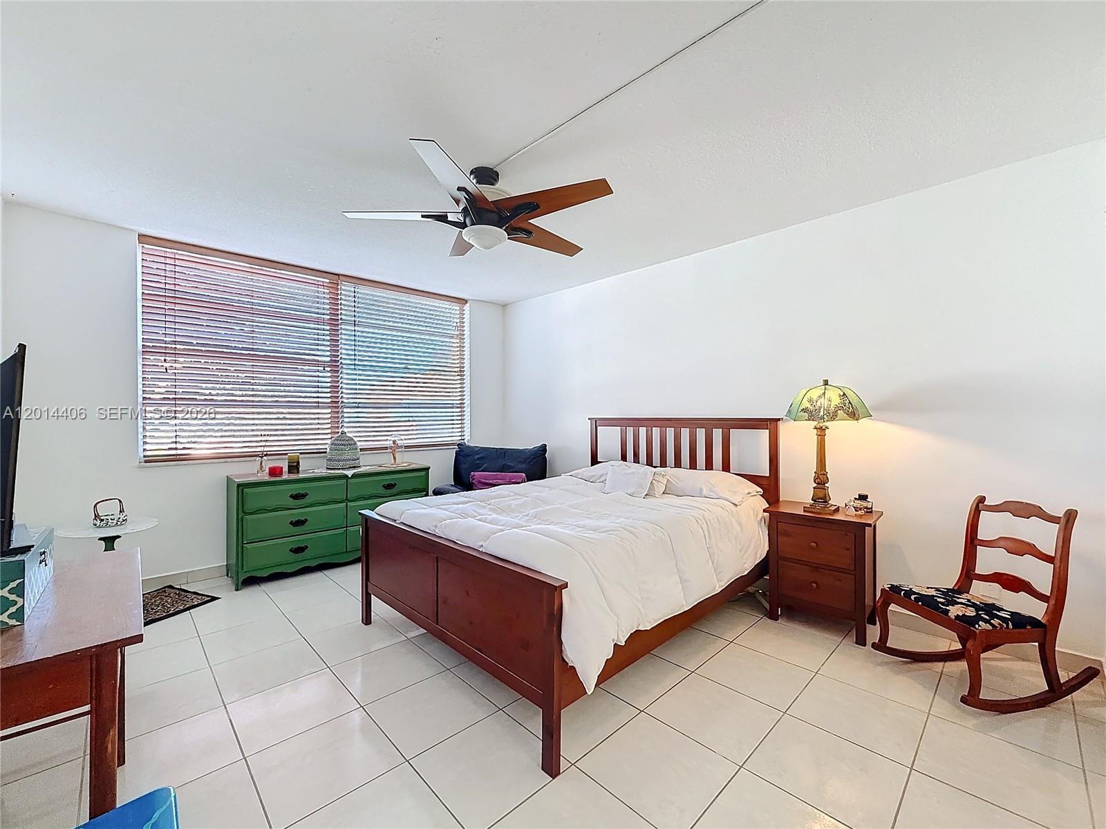 Ver detalles 286 1 / 2 921 sq. ft. $ 2026-05-06 0 foto