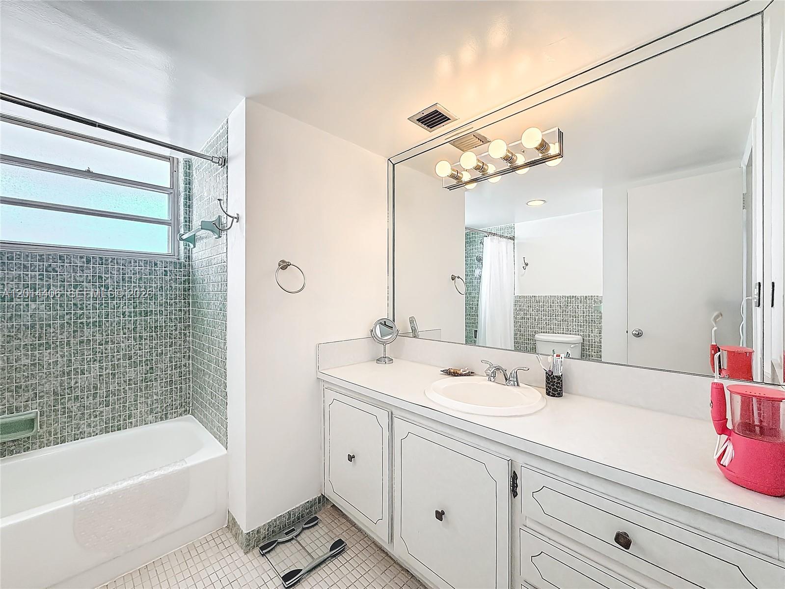 Ver detalles 286 1 / 2 921 sq. ft. $ 2026-05-06 0 foto