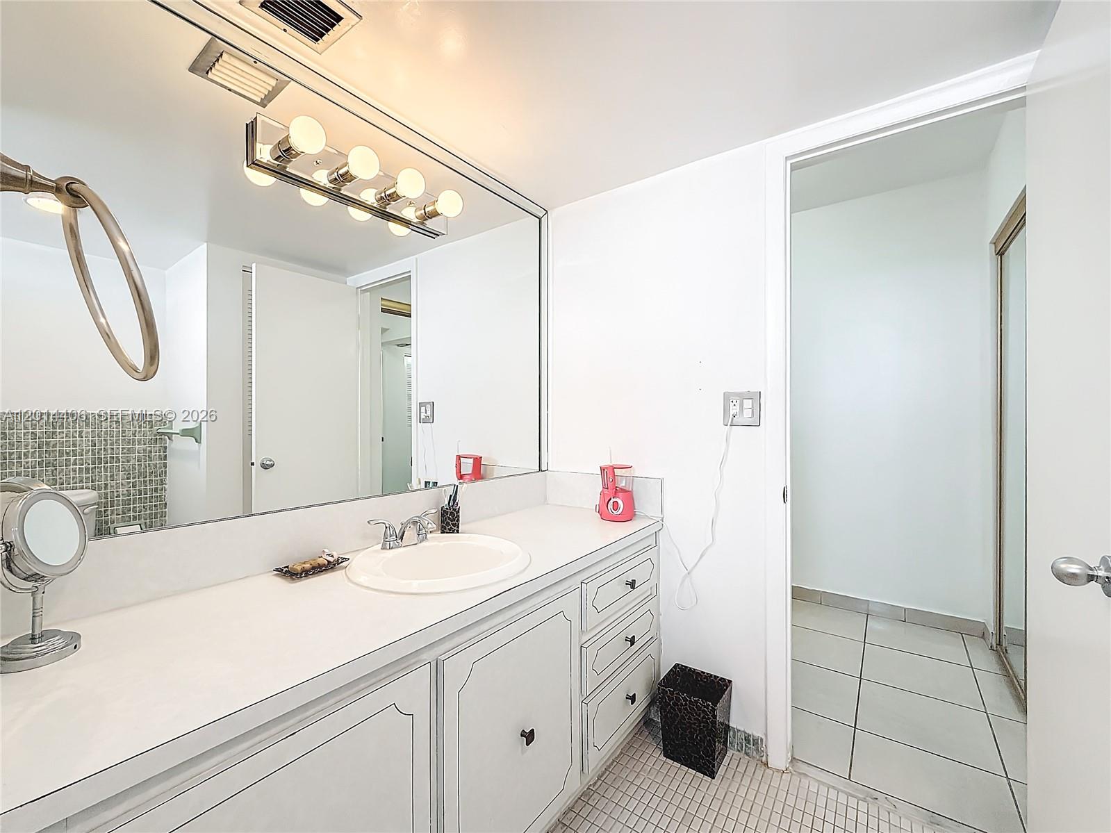 Ver detalles 286 1 / 2 921 sq. ft. $ 2026-05-06 0 foto