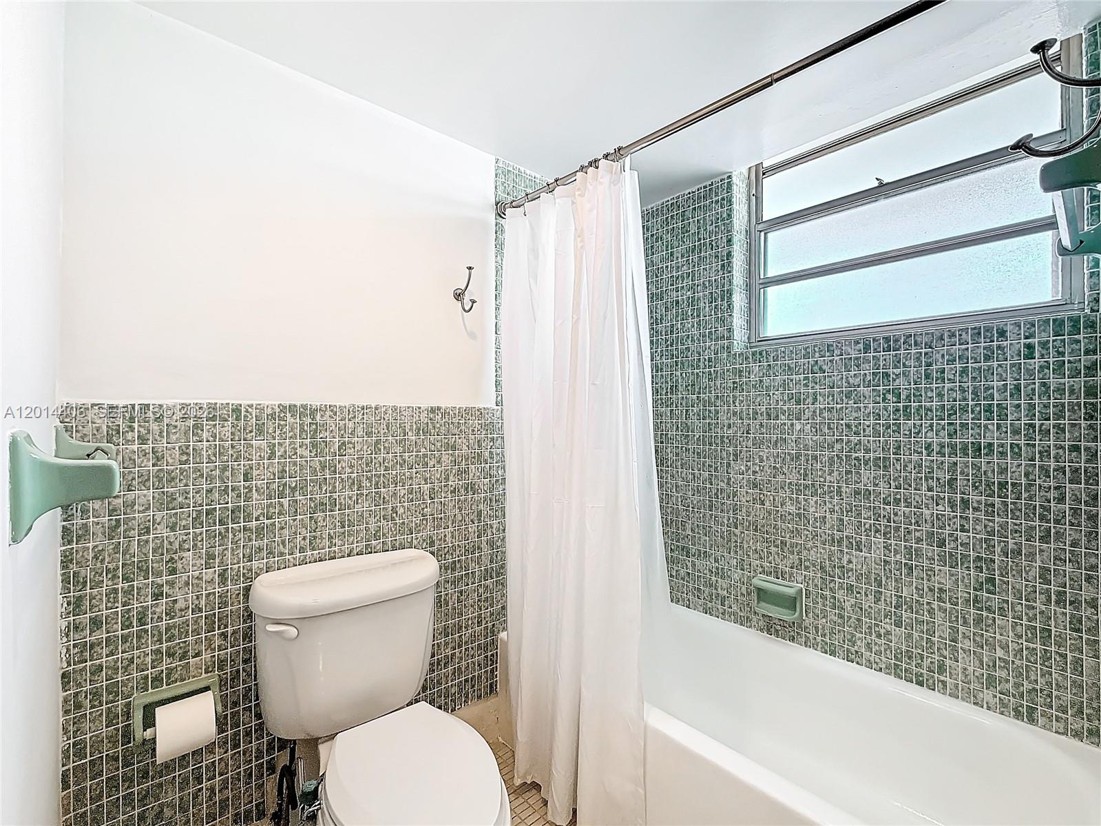 Ver detalles 286 1 / 2 921 sq. ft. $ 2026-05-06 0 foto