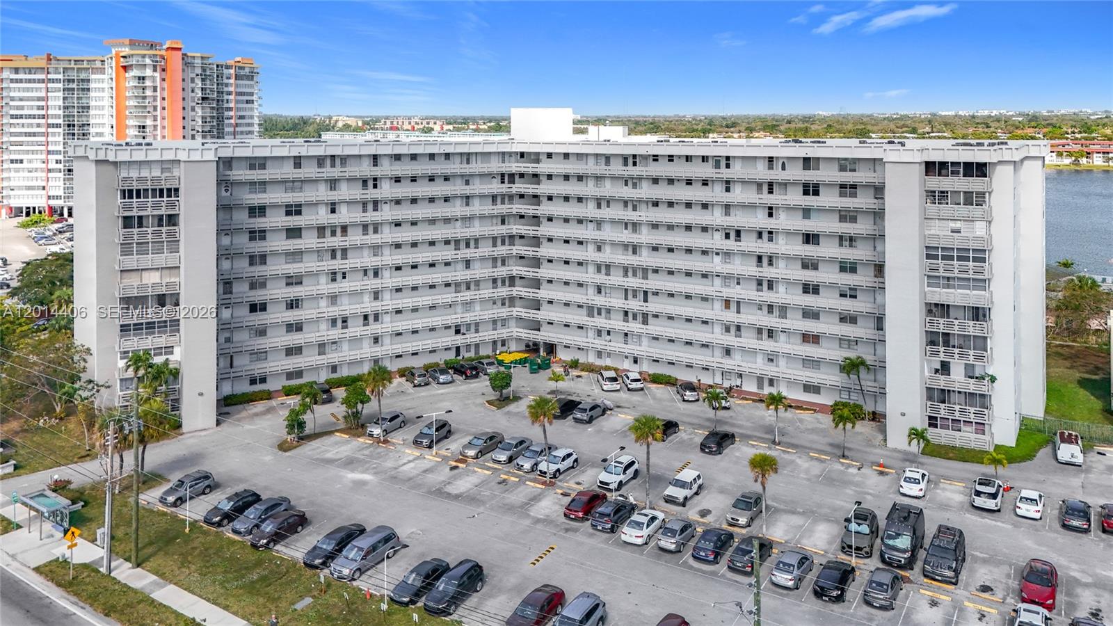 Ver detalles 286 1 / 2 921 sq. ft. $ 2026-05-06 0 foto