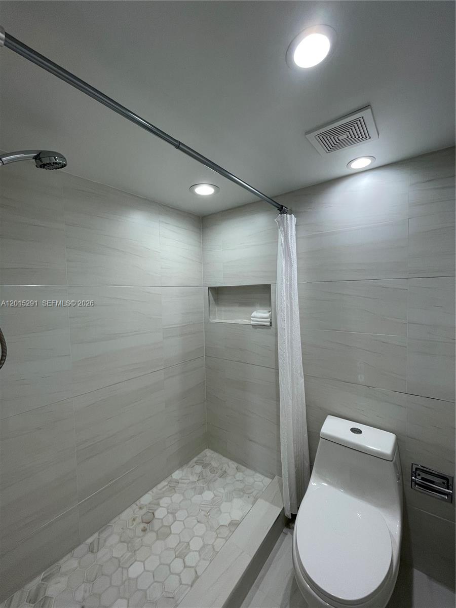 Photo of 3625 Country Club Dr #907, Aventura, Florida, 33180 - Large Tiled Walls give a Spa look