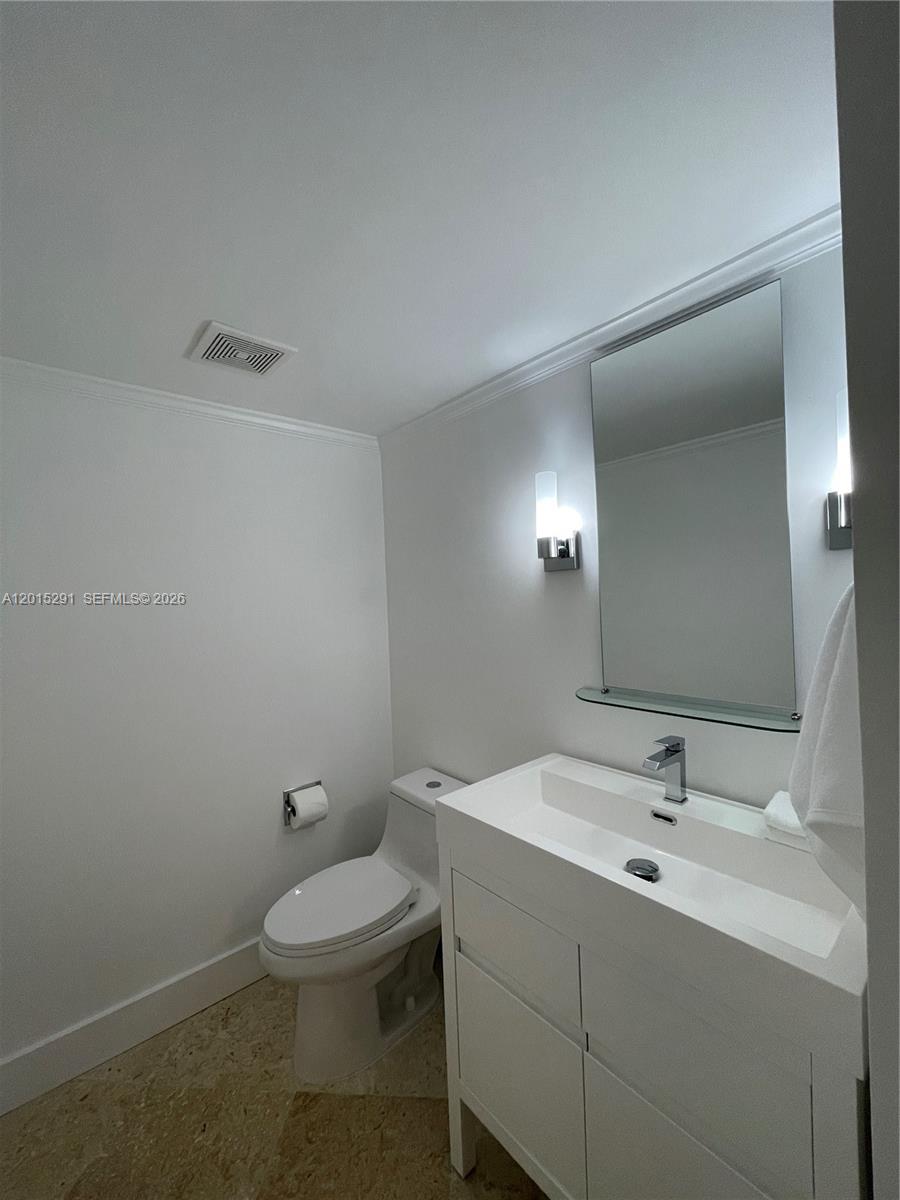 Photo of 3625 Country Club Dr #907, Aventura, Florida, 33180 - Half Bath