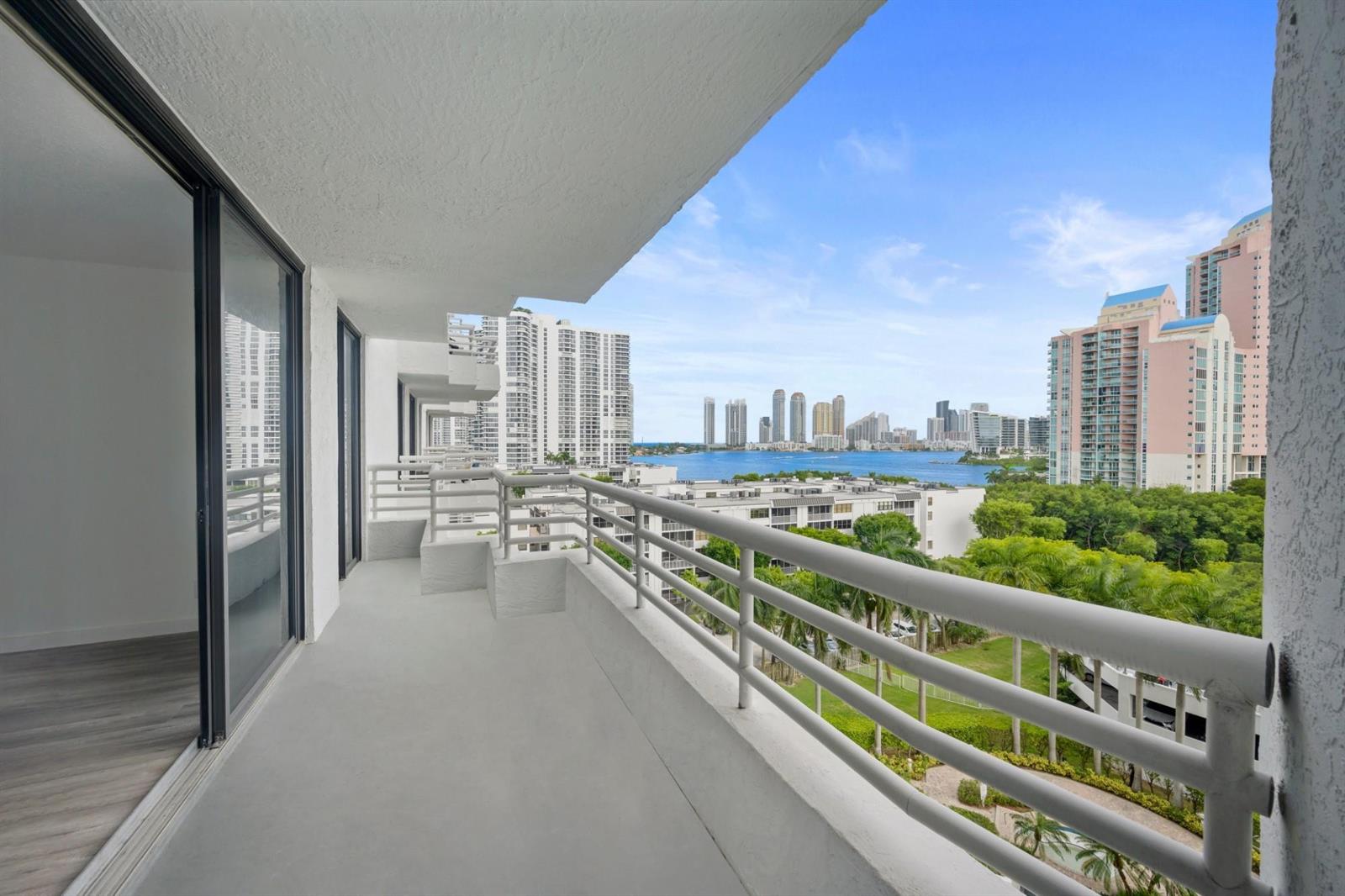 Photo of 3300 192nd #915, Aventura, Florida, 33180 - Photo 4