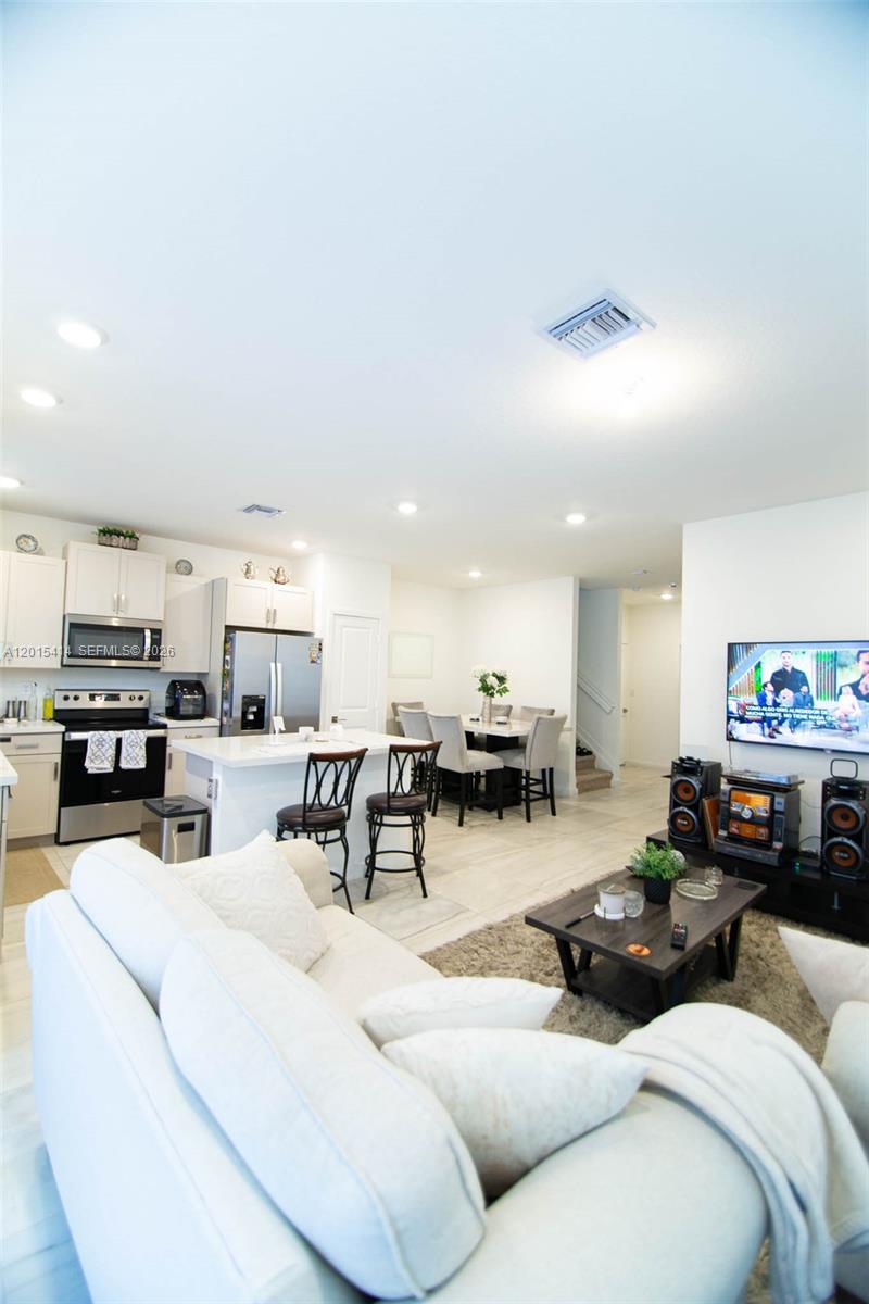 Ver detalles 2348 4 / 3 1374 sq. ft. $ 2026-05-08 0 foto