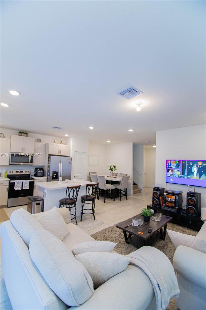 Ver detalles 2348 4 / 3 1374 sq. ft. $ 2026-05-08 0 foto