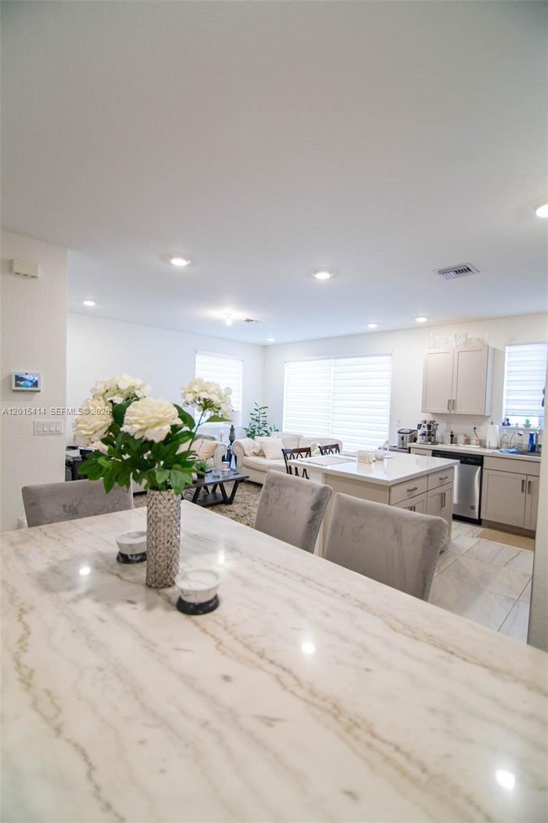 Ver detalles 2348 4 / 3 1374 sq. ft. $ 2026-05-08 0 foto