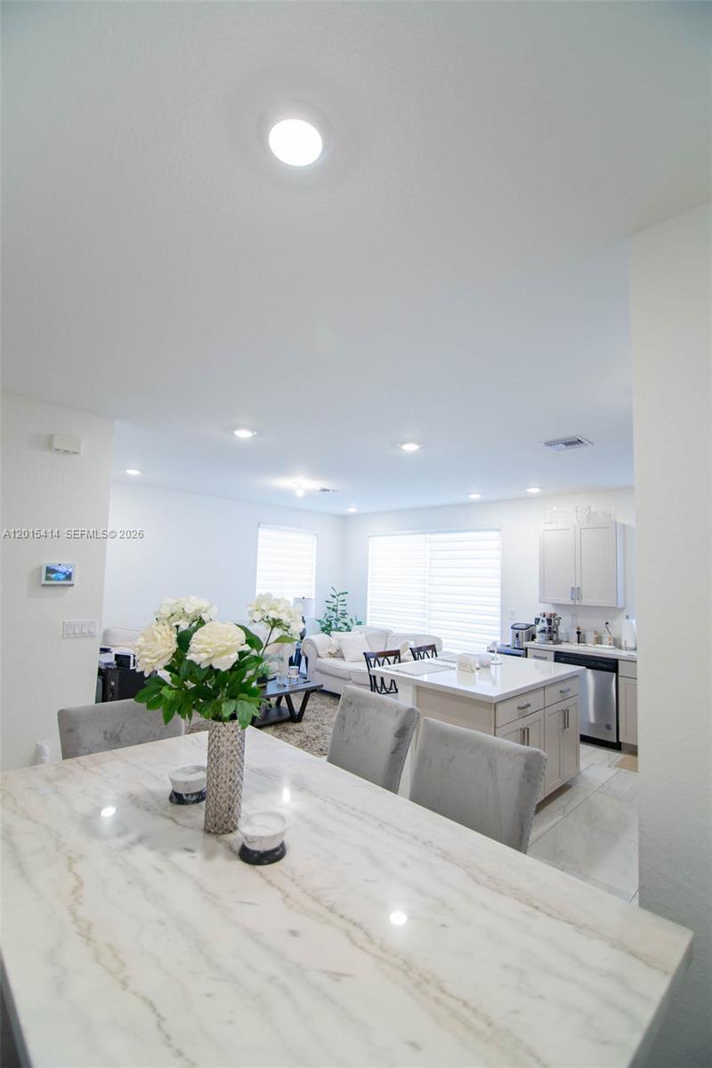 Ver detalles 2348 4 / 3 1374 sq. ft. $ 2026-05-08 0 foto