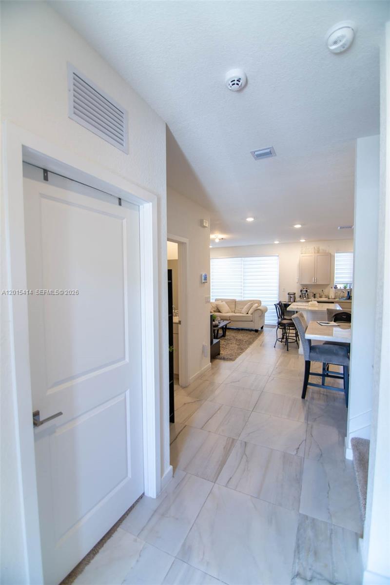 Ver detalles 2348 4 / 3 1374 sq. ft. $ 2026-05-08 0 foto