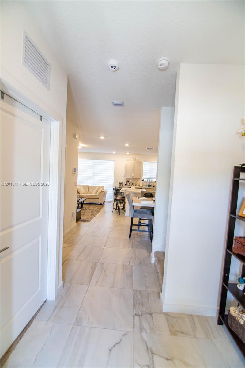 Ver detalles 2348 4 / 3 1374 sq. ft. $ 2026-05-08 0 foto