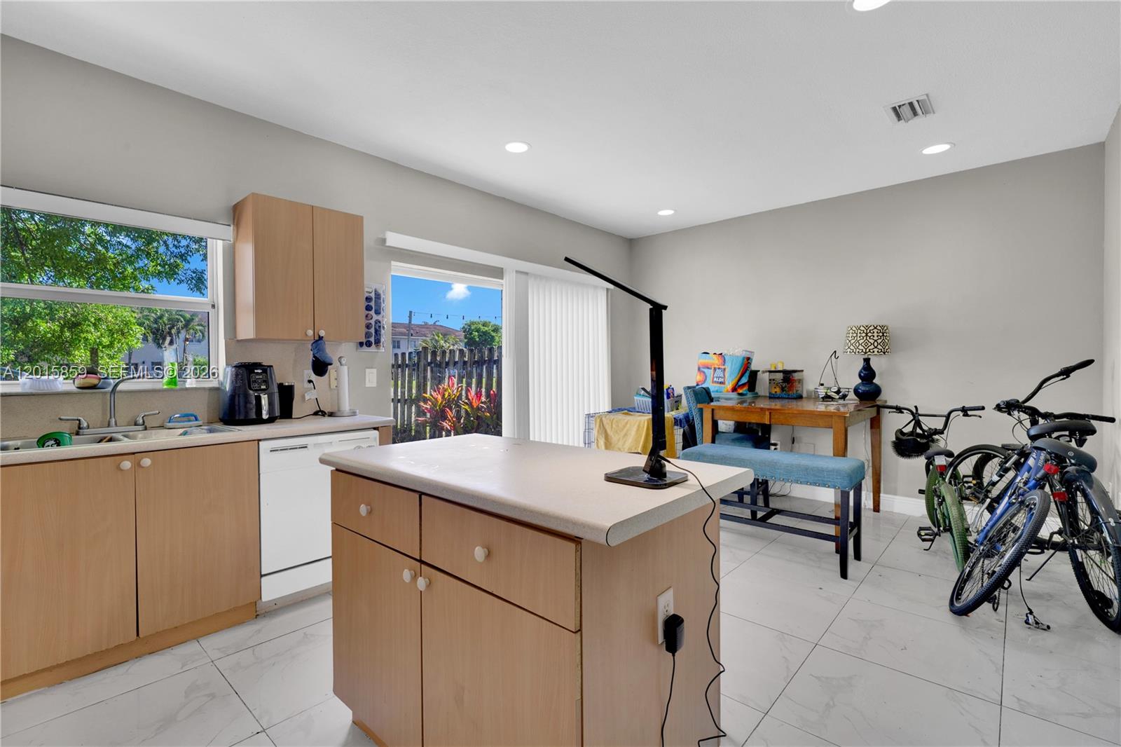 1660 3 / 3 1509 sq. ft. $ 2026-05-08 0 foto