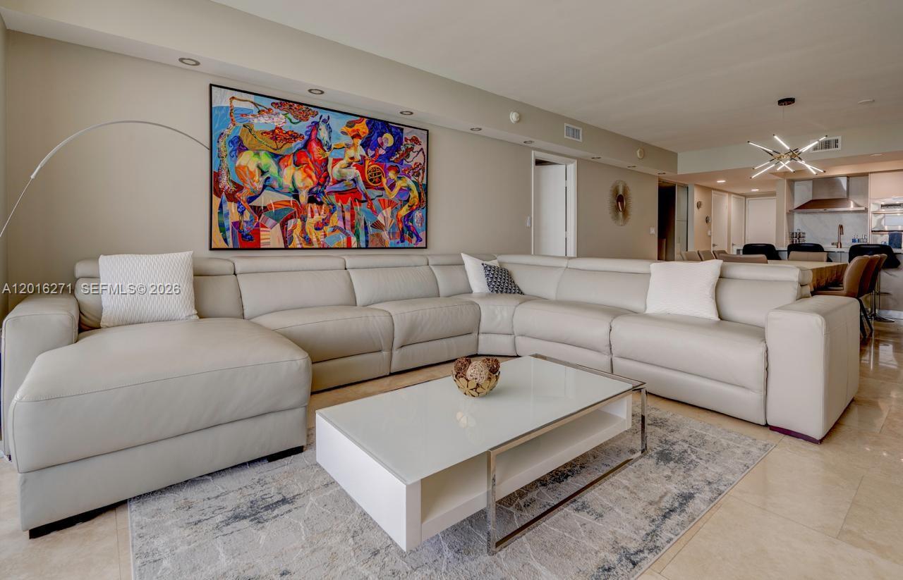 See details 4903 3 / 3 1733 sq. ft. $ 2026-05-10 0 Photo