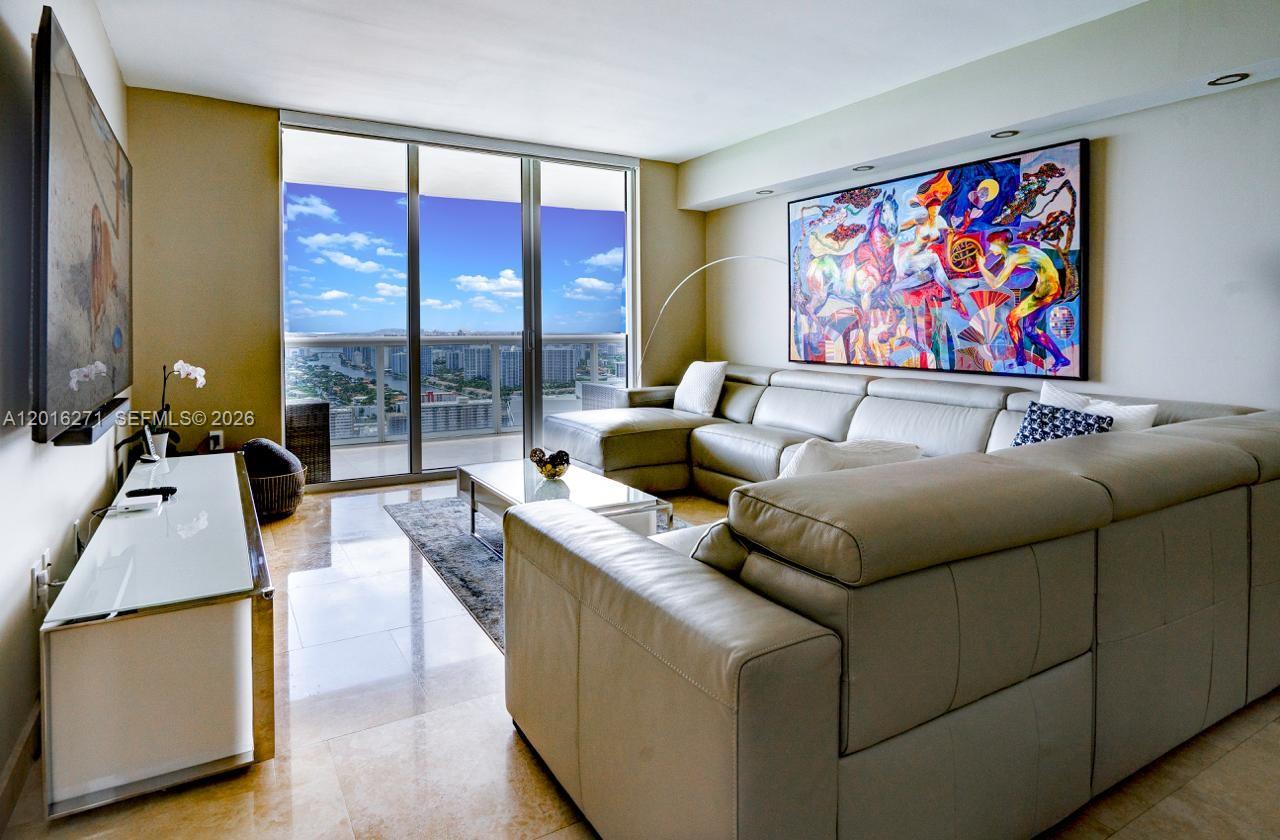 See details 4903 3 / 3 1733 sq. ft. $ 2026-05-10 0 Photo