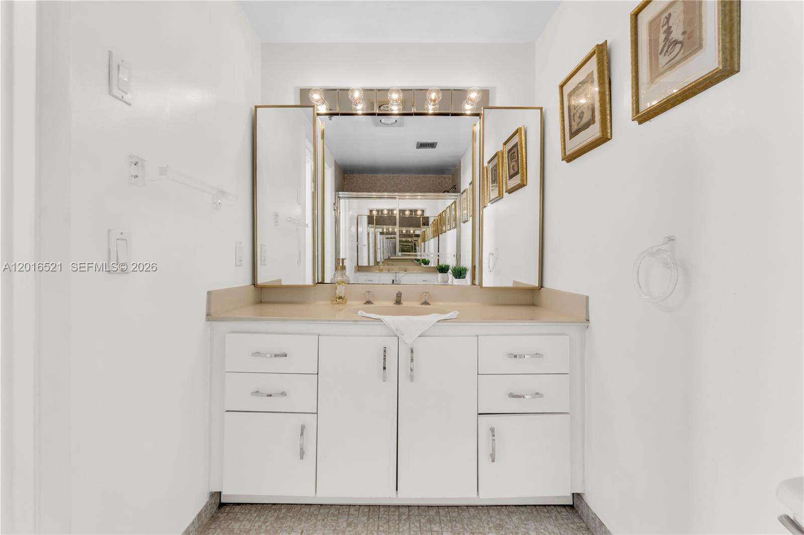 See details 812 2 / 2 1132 sq. ft. $ 2026-05-11 0 Photo