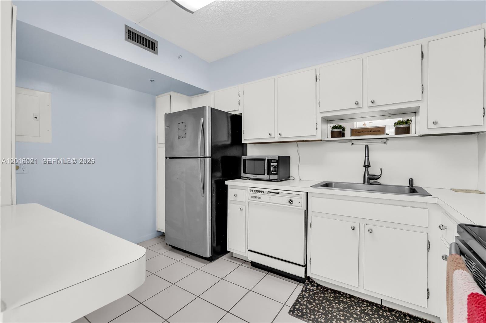 See details 812 2 / 2 1132 sq. ft. $ 2026-05-11 0 Photo