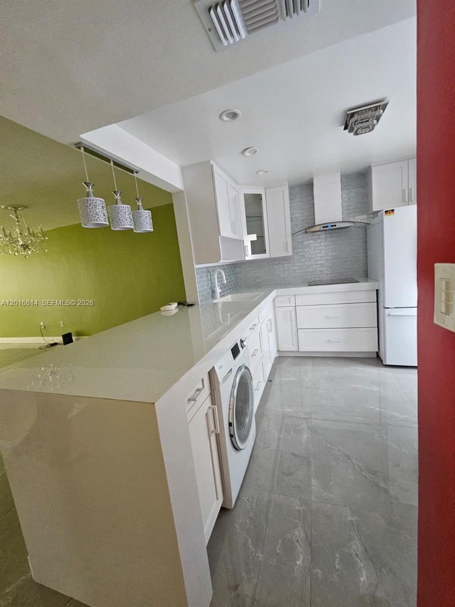 Ver detalles F103 1 / 2 898 sq. ft. $ 2026-05-11 0 foto