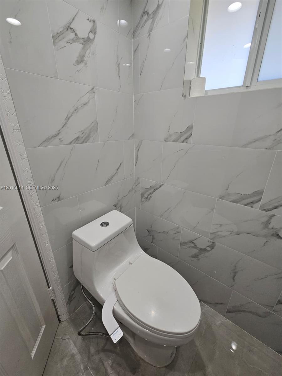 Ver detalles F103 1 / 2 898 sq. ft. $ 2026-05-11 0 foto