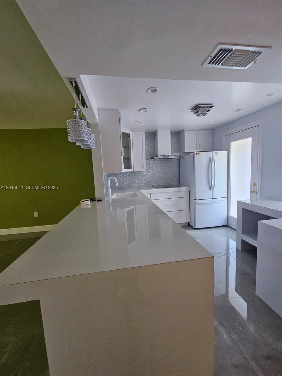 Ver detalles F103 1 / 2 898 sq. ft. $ 2026-05-11 0 foto