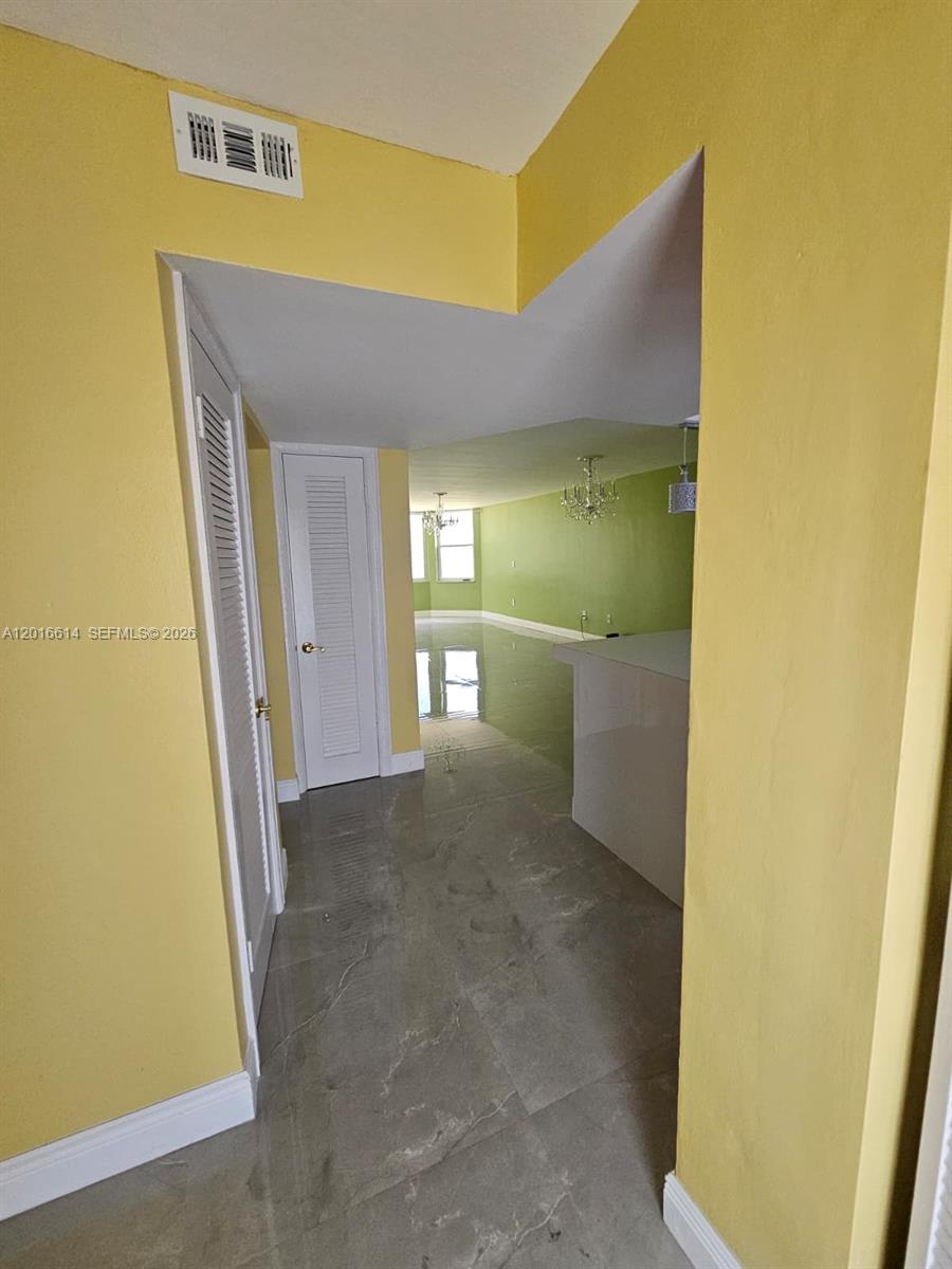 Ver detalles F103 1 / 2 898 sq. ft. $ 2026-05-11 0 foto