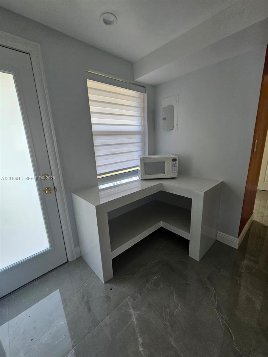 Ver detalles F103 1 / 2 898 sq. ft. $ 2026-05-11 0 foto