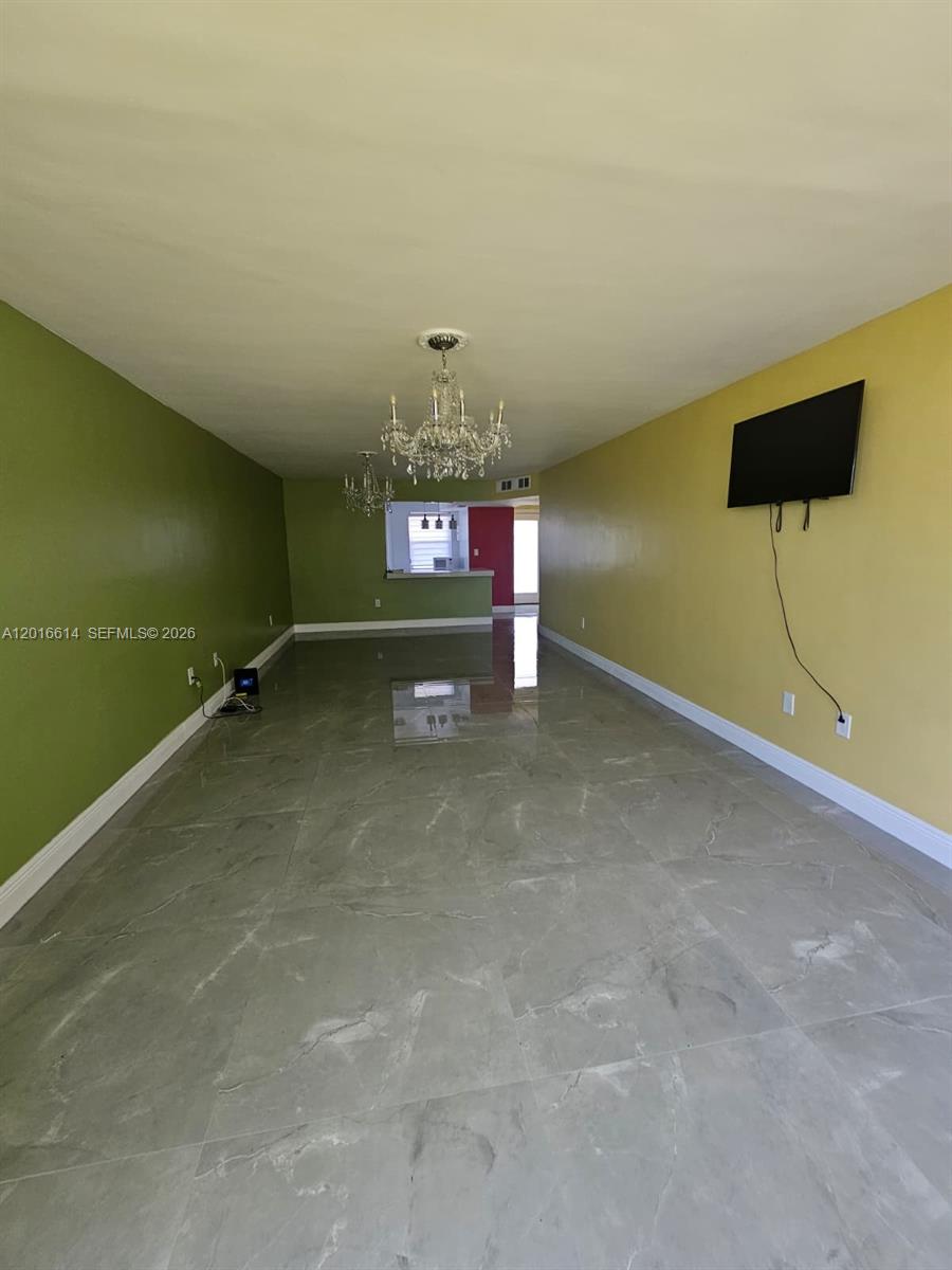 Ver detalles F103 1 / 2 898 sq. ft. $ 2026-05-11 0 foto