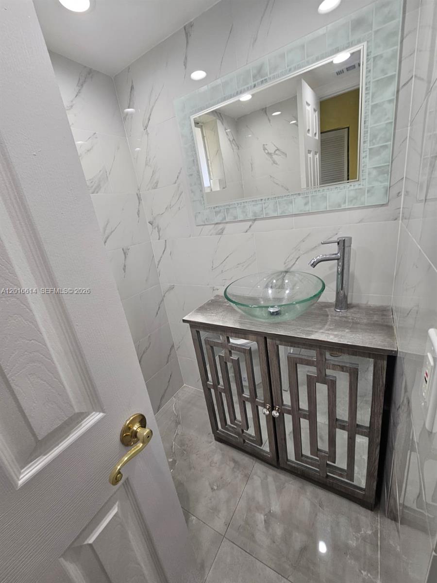 Ver detalles F103 1 / 2 898 sq. ft. $ 2026-05-11 0 foto