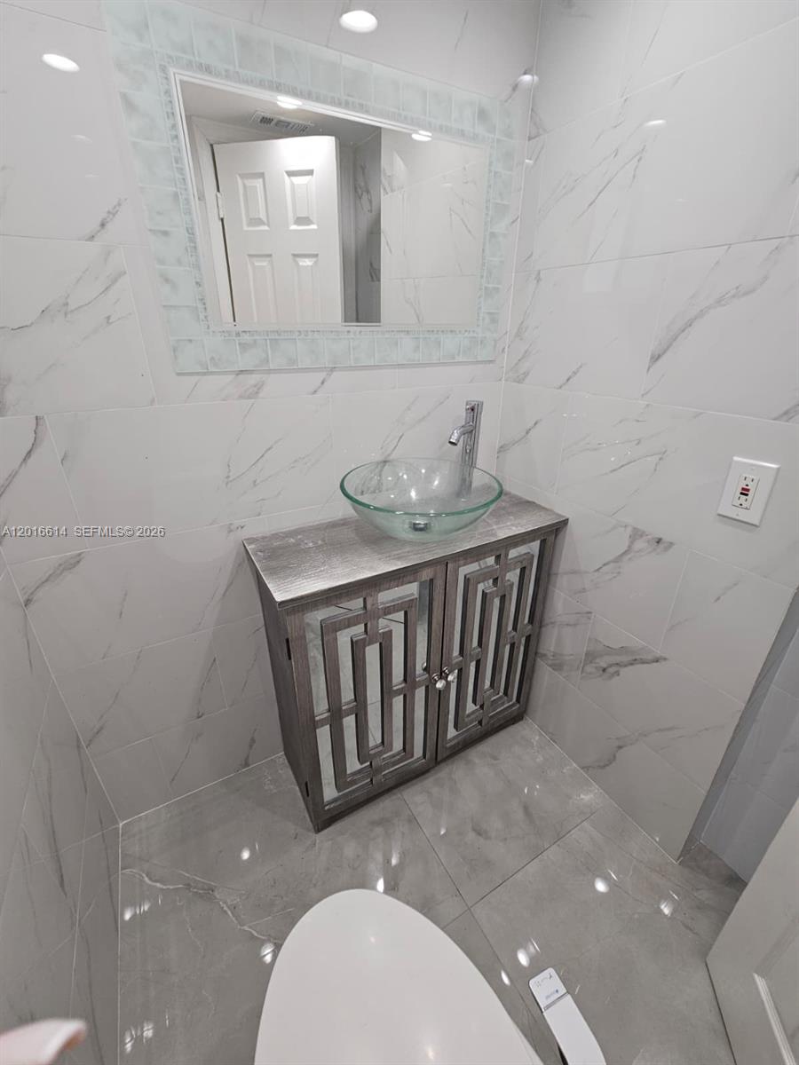 Ver detalles F103 1 / 2 898 sq. ft. $ 2026-05-11 0 foto