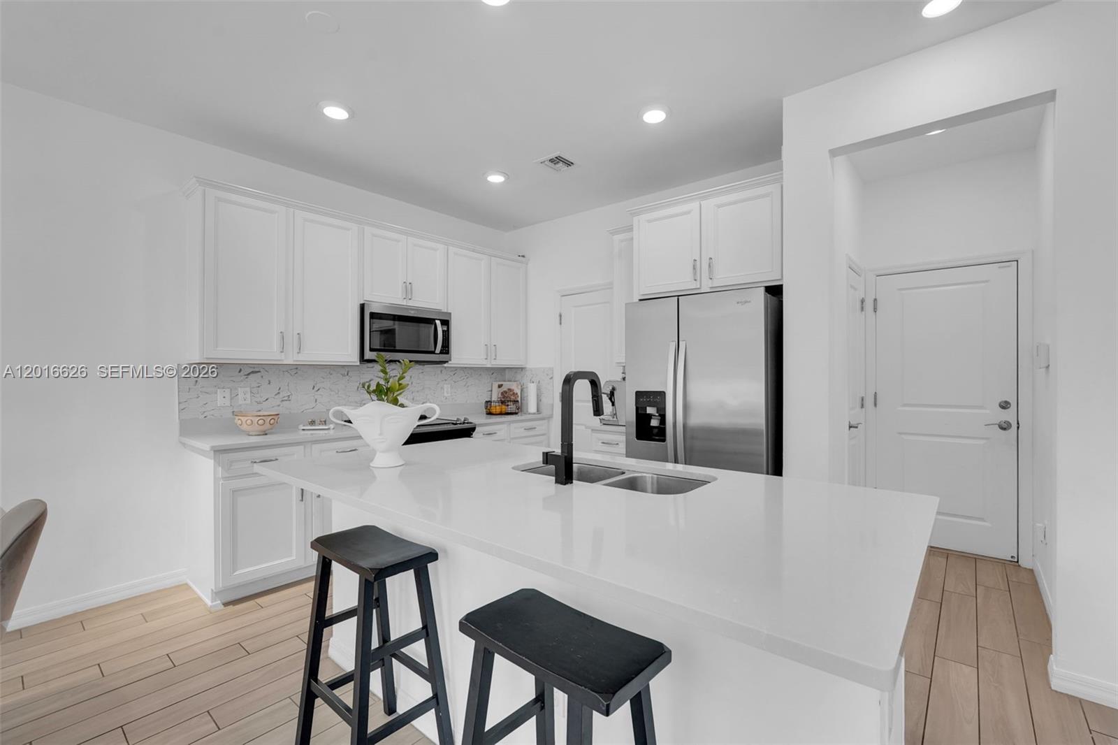 Ver detalles 4774 3 / 3 2174 sq. ft. $ 2026-05-11 0 foto