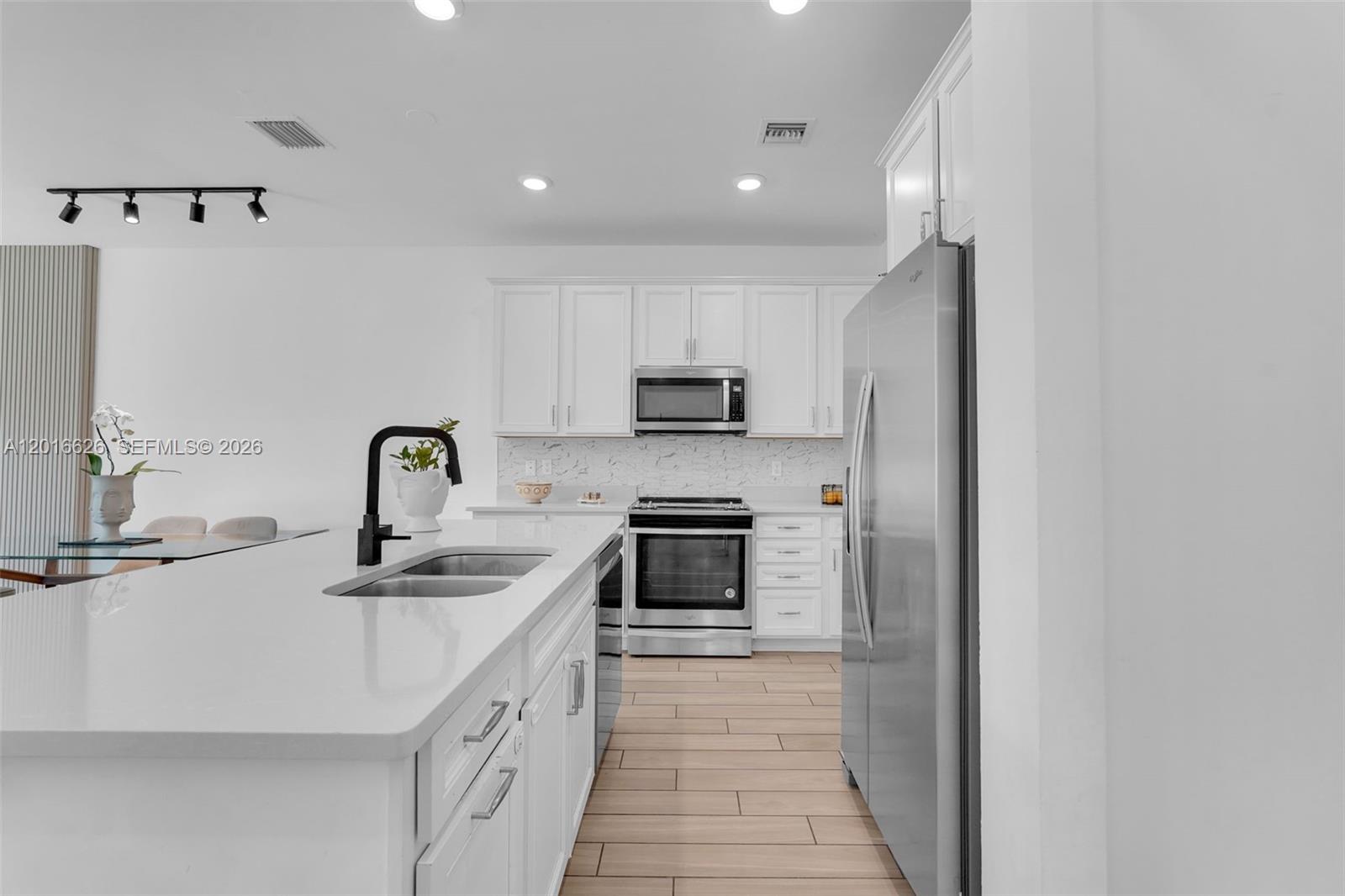 Ver detalles 4774 3 / 3 2174 sq. ft. $ 2026-05-11 0 foto