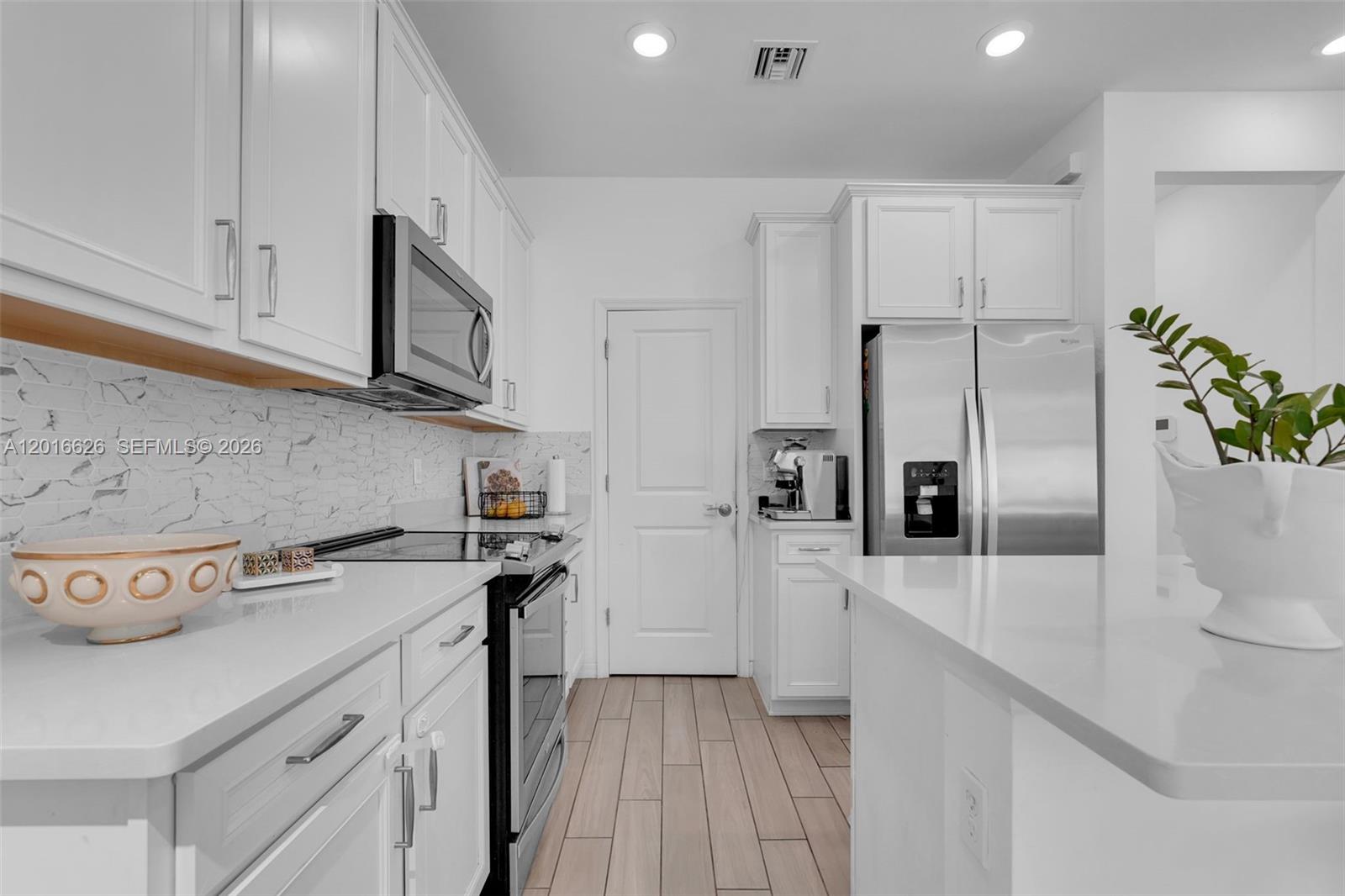 Ver detalles 4774 3 / 3 2174 sq. ft. $ 2026-05-11 0 foto