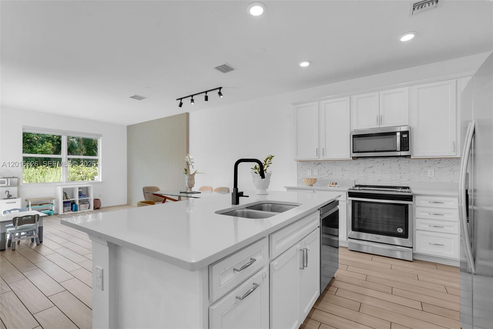 Ver detalles 4774 3 / 3 2174 sq. ft. $ 2026-05-11 0 foto